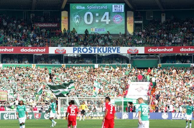 0:4 gegen die Bayern - die Anzeigetafel zeigt den für Bremer Fans enttäuschenden Spielstand Fußball 1. BL Herren Saison 2007 2008, SV Werder Bremen - FC Bayern München 0:4 Totale Bremen Masse, Fußball 1. BL Herren Saison 2007 2008, SV Werder Bremen - FC Bayern München 0:4 Totale Bremen Masse,