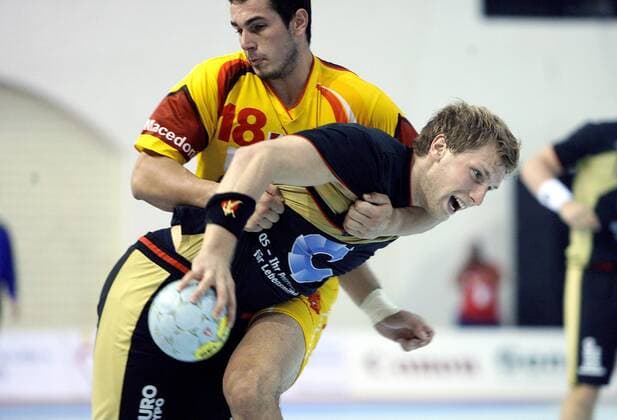 Steffen Weinhold (Deutschland Junioren, re.) gegen Dejan Pecakovski (Mazedonien) Handball WM Herren Junioren WM 2007, Nachwuchs, Jugend, Länderspiel, Nationalmannschaft, Nationaltrikot Gruppe Ohrid Dynamik, Kampf, Handball WM Herren Junioren WM 2007, Nachwuchs, Jugend, Länderspiel, Nationalmannschaft, Nationaltrikot Gruppe Ohrid Dynamik, Kampf,