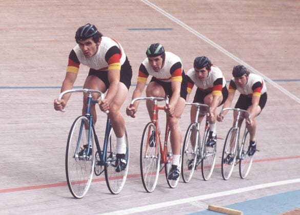 Team BRD mit Udo Hempel, Jürgen Colombo, Günter Haritz, Günther Schumacher Radsport OS Sommer Herren Olympische Spiele München 1972, Sommerspiele, Rad, Bahn, Bahnrad, Bahnradsport, Halle, Indoor Gruppe München Radsport OS Sommer Herren Olympische Spiele München 1972, Sommerspiele, Rad, Bahn, Bahnrad, Bahnradsport, Halle, Indoor Gruppe München