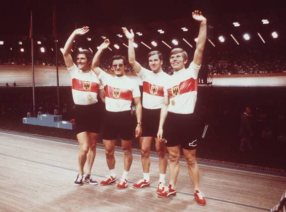 Team BRD mit Udo Hempel, Jürgen Colombo, Günter Haritz, Günther Schumacher ist Olympiasieger 1972 in der 4000m Mannschaftsverfolgung Radsport OS Sommer Herren Olympische Spiele München 1972, Sommerspiele, Rad, Bahn, Bahnrad, Bahnradsport, Halle, Indoor Gruppe München Freude, Radsport OS Sommer Herren Olympische Spiele München 1972, Sommerspiele, Rad, Bahn, Bahnrad, Bahnradsport, Halle, Indoor Gruppe München Freude,