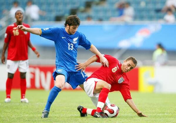 Geoffrey MacIntyre (Neuseeland U17, li.) gegen Tom Taiwo (England U17) Fußball WM Herren U17 WM 2007, Länderspiel, Junioren, U 17, Nationalmannschaft, Nationaltrikot Gruppe Jeju Dynamik, Fußball WM Herren U17 WM 2007, Länderspiel, Junioren, U 17, Nationalmannschaft, Nationaltrikot Gruppe Jeju Dynamik,