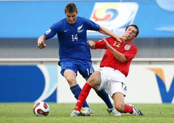 Chris Wood (Neuseeland U17, li.) gegen Daniel Gosling (England U17) Fußball WM Herren U17 WM 2007, Länderspiel, Junioren, U 17, Nationalmannschaft, Nationaltrikot Gruppe Jeju Dynamik, Fußball WM Herren U17 WM 2007, Länderspiel, Junioren, U 17, Nationalmannschaft, Nationaltrikot Gruppe Jeju Dynamik,