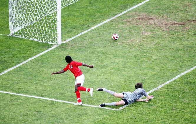 Victor Moses (England U17) erzielt das 0:3 gegen Torwart Jacob Gleeson (Neuseeland U17) Fußball WM Herren U17 WM 2007, Länderspiel, Junioren, U 17, Nationalmannschaft, Nationaltrikot Totale Jeju Fußball WM Herren U17 WM 2007, Länderspiel, Junioren, U 17, Nationalmannschaft, Nationaltrikot Totale Jeju