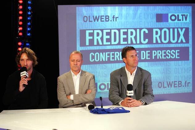 Neuzugang Frederic Roux wird vom Sportlichen Berater Bernard Lacombe (Mitte) und Trainer Alain Perrin (alle Lyon) vorgestellt -  (pan21774) Fußball Herren Ligue 1 2007 2008, 1. Französische Liga, Olympique Lyonnais, OL, PK Gruppe Lyon Fußball Herren Ligue 1 2007 2008, 1. Französische Liga, Olympique Lyonnais, OL, PK Gruppe Lyon 