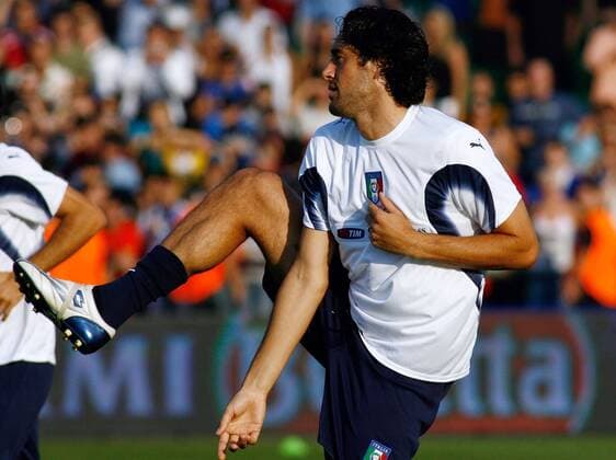 Luca Toni (Italien) macht sich warm -  Fußball Herren Nationalteam 2007, Training Einzelbild Budapest Fußball Herren Nationalteam 2007, Training Einzelbild Budapest