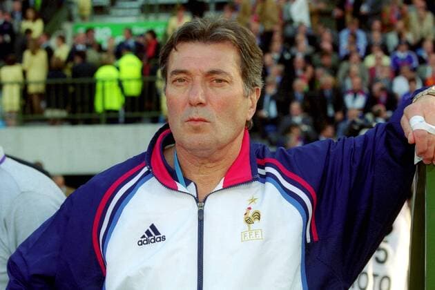 Nationaltrainer Roger Lemerre (Frankreich) nachdenklich an der Bank Fußball Länderspiel Herren EM 2000, Nationalmannschaft, Halbfinale, Vneg Einzelbild Brüssel Fußball Länderspiel Herren EM 2000, Nationalmannschaft, Halbfinale, Vneg Einzelbild Brüssel