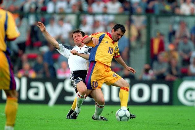 Gheorghe Hagi (Rumänien, re.) gegen Lothar Matthäus (Deutschland) Fußball Länderspiel Herren EM 2000, Nationalmannschaft, Nationaltrikot, Gruppe A, Deutschland - Rumänien 1:1, Vneg Gruppe Lüttich Dynamik, Kampf, Fußball Länderspiel Herren EM 2000, Nationalmannschaft, Nationaltrikot, Gruppe A, Deutschland - Rumänien 1:1, Vneg Gruppe Lüttich Dynamik, Kampf,