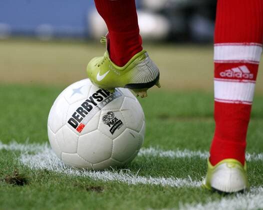 Franck Ribery (Bayern) mit dem Derbystar Spielball an der Eckballmarkierung Fußball 1. BL Herren Saison 2007 2008, FC Bayern München Gruppe Bremen Fußball 1. BL Herren Saison 2007 2008, FC Bayern München Gruppe Bremen