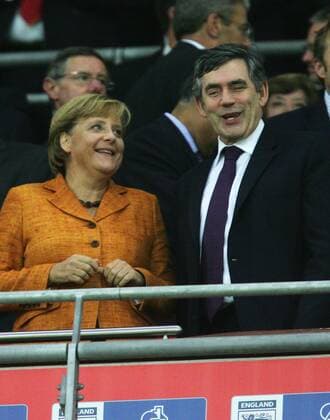 Bundeskanzlerin Angela Merkel (Deutschland, li.) fachsimpelt mit Premierminster Gordon Brown (England) über Fußball Fußball Herren Länderspiel 2007, Freundschaftsspiel, Test, Testspiel Gruppe London Freude, Fußball Herren Länderspiel 2007, Freundschaftsspiel, Test, Testspiel Gruppe London Freude,