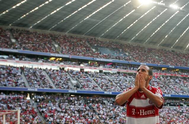 Mehmet Scholl (Bayern) dreht zum Abschied eine Ehrenrunde Fußball Herren Mehmet Scholls Abschiedsspiel 2007, FC Bayern München Totale München Fußball Herren Mehmet Scholls Abschiedsspiel 2007, FC Bayern München Totale München
