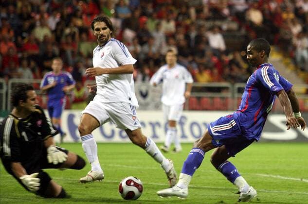 Florent Malouda (Frankreich, re.) gegen Torwart Stefan Senecky und Matej Krajcik (beide Slowakei) - (pan21786) Fußball Länderspiel Herren Freundschaftsspiel 2007, Länderspiel, Test, Testspiel, Nationalmannschaft, Nationaltrikot Gruppe Trnava Dynamik, Abwehr, Fußball Länderspiel Herren Freundschaftsspiel 2007, Länderspiel, Test, Testspiel, Nationalmannschaft, Nationaltrikot Gruppe Trnava Dynamik, Abwehr,