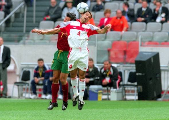Fatih Akyel (Türkei, re.) gegen Luis Figo (Portugal) Fußball Länderspiel Herren EM 2000, Nationalmannschaft, Nationaltrikot Viertelfinale Türkei - Portugal 0:2, Vneg Gruppe Amsterdam Dynamik, Fußball Länderspiel Herren EM 2000, Nationalmannschaft, Nationaltrikot Viertelfinale Türkei - Portugal 0:2, Vneg Gruppe Amsterdam Dynamik,