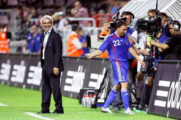 Nationaltrainer Raymond Domenech (li.) scherzt mit Franck Ribery (beide Frankreich) bei dessen Auswechslung - (pan21786) Fußball Länderspiel Herren Freundschaftsspiel 2007, Test, Testspiel, Nationalmannschaft, Nationaltrikot Gruppe Trnava Harmonie Freude, Fußball Länderspiel Herren Freundschaftsspiel 2007, Test, Testspiel, Nationalmannschaft, Nationaltrikot Gruppe Trnava Harmonie Freude,