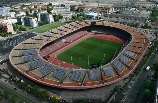 Luftaufnahme des Letzigrund Stadions - Heimspielstätte des FC Zürich und Austragungsort der Euro 2008 Fußball EM Herren Vorschau 2007, EM 2008, Nationalliga A, 1. Schweizer Liga, NLA, Wettkampfstätte, Spielstätten, Totale Dach, Stadiondach, Zürich Fußball EM Herren Vorschau 2007, EM 2008, Nationalliga A, 1. Schweizer Liga, NLA, Wettkampfstätte, Spielstätten, Totale Dach, Stadiondach, Zürich