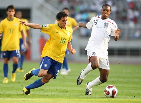 Gavin Hoyte (England U17, re.) gegen Lulinha (Brasilien U17) Fußball WM Herren U 17 WM 2007, Junioren, Länderspiel, Nationalteam, Nationaltrikot, England - Brasilien 2:1 Gruppe Goyang Dynamik, Fußball WM Herren U 17 WM 2007, Junioren, Länderspiel, Nationalteam, Nationaltrikot, England - Brasilien 2:1 Gruppe Goyang Dynamik,