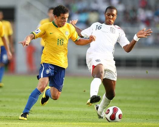 Lulinha (Brasilien U17, li.) gegen Gavin Hoyte (England U17) Fußball WM Herren U 17 WM 2007, Junioren, Länderspiel, Nationalteam, Nationaltrikot, England - Brasilien 2.1 Gruppe Goyang Dynamik, Fußball WM Herren U 17 WM 2007, Junioren, Länderspiel, Nationalteam, Nationaltrikot, England - Brasilien 2.1 Gruppe Goyang Dynamik,