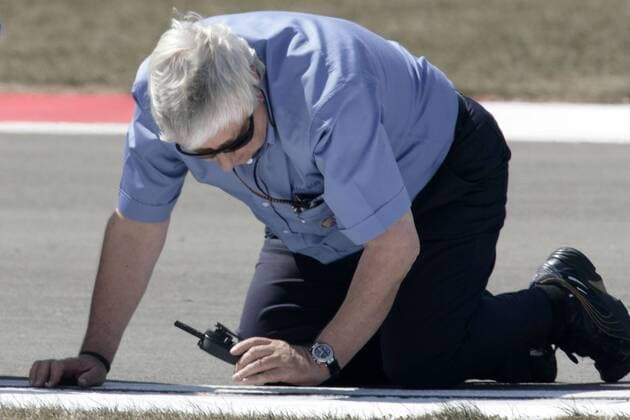 FIA Rennkommissar Herbie Blash (England) prüft den gelockerten Gullydeckel Motorsport Grand Prix Herren Großer Preis der Türkei 2007, Formel 1 Weltmeisterschaft, F1, F, GP, WM, Freies Training, Gully, Einzelbild Istanbul Motorsport Grand Prix Herren Großer Preis der Türkei 2007, Formel 1 Weltmeisterschaft, F1, F, GP, WM, Freies Training, Gully, Einzelbild Istanbul