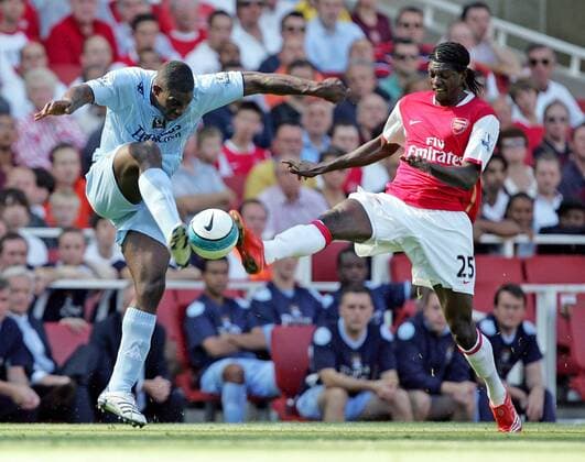 Emmanuel Adebayor (Arsenal, re.) gegen Micah Richards (Manchester City) - EDITORIAL USE ONLY. No use with unauthorised audio, video, data, fixture lists, club league logos or live services. Online in-match use limited to 120 images, no video emulation. No use in betting, games or single club league player publications. Fußball Herren English Premier League 2007 2008, 1. Englische Liga, Arsenal FC London - Manchester City 1:0, Vdig Gruppe London Dynamik, Kampf, Fußball Herren English Premier League 2007 2008, 1. Englische Liga, Arsenal FC London - Manchester City 1:0, Vdig Gruppe London Dynamik, Kampf,