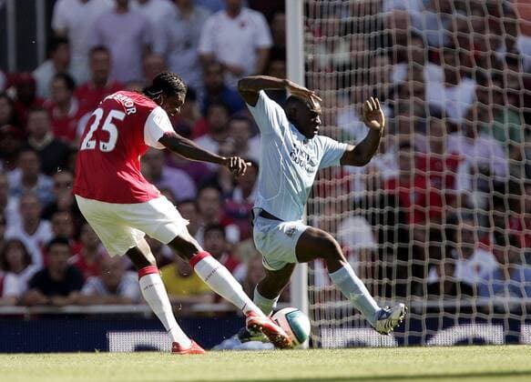 Emmanuel Adebayor (Arsenal, li.) gegen Micah Richards (Manchester City) -  Fußball Herren English Premier League 2007 2008, 1. Englische Liga, Arsenal FC London - Manchester City 1:0 Gruppe London Dynamik, Fußball Herren English Premier League 2007 2008, 1. Englische Liga, Arsenal FC London - Manchester City 1:0 Gruppe London Dynamik,
