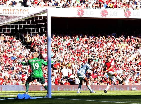 Cesc Fabregas (Arsenal, re.) erzielt das 1:0 gegen Torwart Kasper Schmeichel (li.) und Micah Richards (beide Manchester City) -  Fußball Herren English Premier League 2007 2008, 1. Englische Liga, Arsenal FC London - Manchester City 1:0 Totale London Fußball Herren English Premier League 2007 2008, 1. Englische Liga, Arsenal FC London - Manchester City 1:0 Totale London