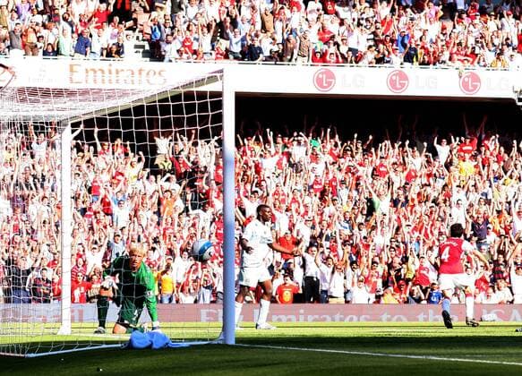 Cesc Fabregas (Arsenal, re.) lässt nach seinem 1:0 Torwart Kasper Schmeichel (li.) und Micah Richards (beide Manchester City) enttäuscht zurück -  Fußball Herren English Premier League 2007 2008, 1. Englische Liga, Arsenal FC London - Manchester City 1:0 Totale London Freude, Enttäuschung, Fußball Herren English Premier League 2007 2008, 1. Englische Liga, Arsenal FC London - Manchester City 1:0 Totale London Freude, Enttäuschung,
