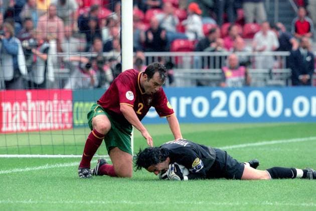 Torwart Vitor Baia sichert den Ball, daneben Jorge Costa (beide Portugal) Fußball Länderspiel Herren EM 2000, Nationalmannschaft, Nationaltrikot, Viertelfinale Gruppe Amsterdam Abwehr, Fußball Länderspiel Herren EM 2000, Nationalmannschaft, Nationaltrikot, Viertelfinale Gruppe Amsterdam Abwehr,