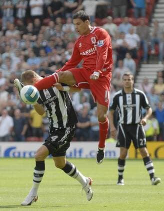 Jeremie Aliadiere (Middlesbrough, re.) gegen David Rozehnal (Newcastle) - EDITORIAL USE ONLY. No use with unauthorised audio, video, data, fixture lists, club league logos or live services. Online in-match use limited to 120 images, no video emulation. No use in betting, games or single club league player publications. Fußball Herren English Premier League 2007 2008, 1. Englische Liga, Middlesbrough FC - Newcastle United 2:2 Gruppe Middlesbrough Dynamik, Höhe, Fußball Herren English Premier League 2007 2008, 1. Englische Liga, Middlesbrough FC - Newcastle United 2:2 Gruppe Middlesbrough Dynamik, Höhe,