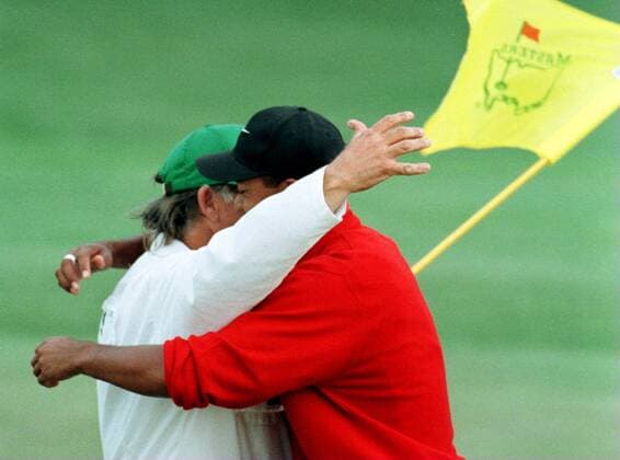 Eldrick Tiger Woods (USA, re.) gewinnt das Masters 1997 und umarmt seinen Caddie -  (AUG97041302) Golf Herren Masters Tournament 1997, PGA Tour, Gruppe Augusta Freude, Begeisterung, Kameradschaft, Golf Herren Masters Tournament 1997, PGA Tour, Gruppe Augusta Freude, Begeisterung, Kameradschaft,