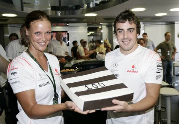 Fernando Alonso (Spanien McLaren Mercedes) bekommt zu seinem 100. Rennen eine Torte überreicht Motorsport Grand Prix Herren Großer Preis der Türkei 2007, Formel 1 Weltmeisterschaft, F1, F, GP, WM Gruppe Istanbul Motorsport Grand Prix Herren Großer Preis der Türkei 2007, Formel 1 Weltmeisterschaft, F1, F, GP, WM Gruppe Istanbul