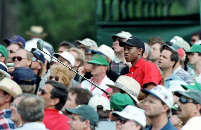 Eldrick Tiger Woods (USA) inmitten der Zuschauer -  (AUG97041307) Golf Herren Masters Tournament 1997, PGA Tour Totale Augusta Golf Herren Masters Tournament 1997, PGA Tour Totale Augusta