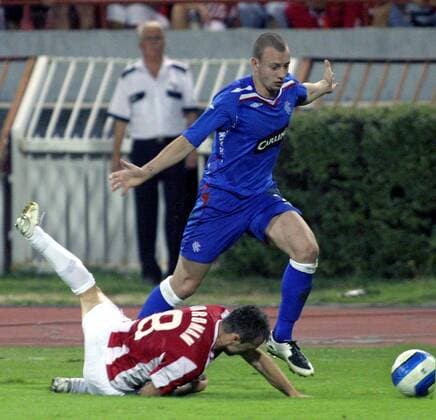 Alan Hutton (Glasgow Rangers, re.) gegen Ognjen Koroman (Roter Stern Belgrad) -  Fußball EC 1 Herren Champions League Qualifikation 2007 2008, Roter Stern Belgrad - Glasgow Rangers, Gruppe Belgrad Dynamik, Fußball EC 1 Herren Champions League Qualifikation 2007 2008, Roter Stern Belgrad - Glasgow Rangers, Gruppe Belgrad Dynamik,