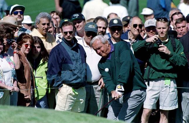 Golflegende Arnold Palmer (USA) - Schlag vor den Zuschauern -  (AUG97040808) Golf Herren Masters Tournament 1997, PGA Tour, Training Totale Augusta Golf Herren Masters Tournament 1997, PGA Tour, Training Totale Augusta