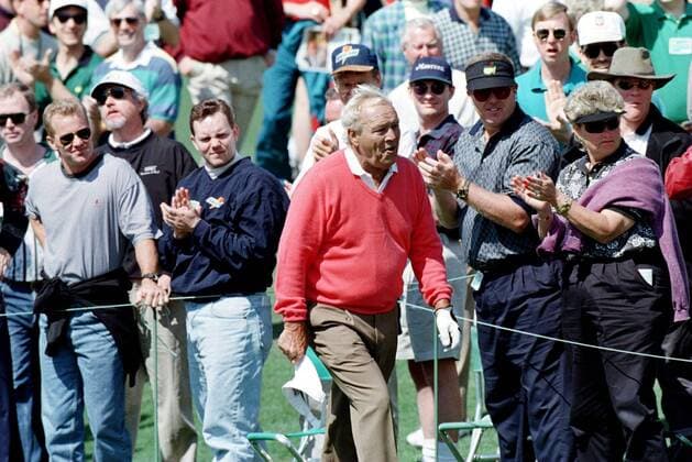 Golflegende Arnold Palmer (USA) genießt den Applaus der Zuschauer -  (AUG97041111) Golf Herren Masters Tournament 1997, PGA Tour, Totale Augusta Golf Herren Masters Tournament 1997, PGA Tour, Totale Augusta