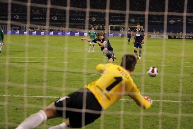 Luka Modric (Dynamo Zagreb) erzielt das 2:2 gegen Torwart Tim Wiese (Bremen) -  Fußball EC 1 Herren Champions League Qualifikation 2007 2008, NK Dinamo Zagreb - SV Werder Bremen 2:3, Dynamo Gruppe Zagreb Fußball EC 1 Herren Champions League Qualifikation 2007 2008, NK Dinamo Zagreb - SV Werder Bremen 2:3, Dynamo Gruppe Zagreb