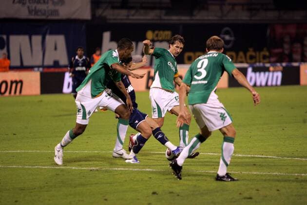 Frank Baumann (2. v. re.) und Naldo (li., beide Bremen) gegen Bosko Balaban (Dynamo Zagreb) -  Fußball EC 1 Herren Champions League Qualifikation 2007 2008, NK Dinamo Zagreb - SV Werder Bremen 2:3, Dynamo Gruppe Zagreb Dynamik, Kampf, Fußball EC 1 Herren Champions League Qualifikation 2007 2008, NK Dinamo Zagreb - SV Werder Bremen 2:3, Dynamo Gruppe Zagreb Dynamik, Kampf,