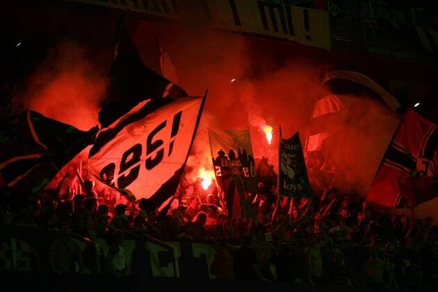 Fans von Dynamo Zagreb sorgen mit bengalischem Feuer für Stimmung im Fanblock -  Fußball EC 1 Herren Champions League Qualifikation 2007 2008, NK Dinamo Zagreb, Dynamo Totale Zagreb Fußball EC 1 Herren Champions League Qualifikation 2007 2008, NK Dinamo Zagreb, Dynamo Totale Zagreb