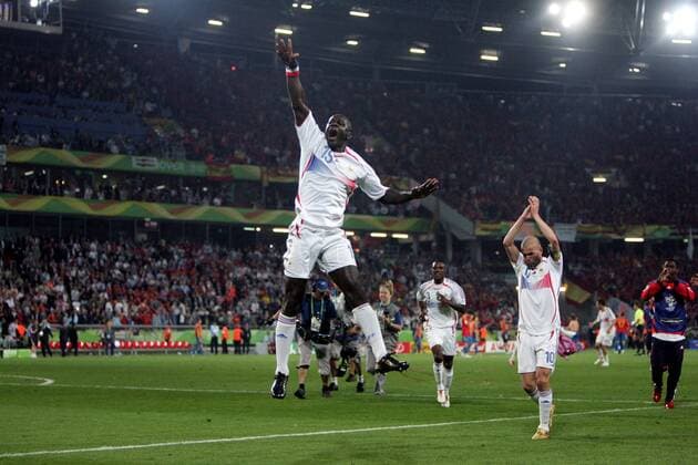 Schlußjubel Frankreich nach erreichtem Viertelfinaleinzug: Lilian Thuram (li.) und Zinedine Zidane -  Fußball Länderspiel Herren WM 2006, Nationalmannschaft, Nationaltrikot Achtelfinale, Vdig Gruppe Hannover Freude, Begeisterung, Fußball Länderspiel Herren WM 2006, Nationalmannschaft, Nationaltrikot Achtelfinale, Vdig Gruppe Hannover Freude, Begeisterung,