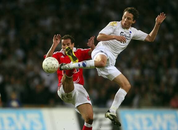 Morten Nordstrand (Kopenhagen, re.) gegen Petit (Benfica Lissabon) -  Fußball EC 1 Herren Champions League Qualifikation 2007 2008, FC Kopenhagen SL Benfica Lissabon 0:1 Gruppe Kopenhagen Dynamik, Kampf, Fußball EC 1 Herren Champions League Qualifikation 2007 2008, FC Kopenhagen SL Benfica Lissabon 0:1 Gruppe Kopenhagen Dynamik, Kampf,