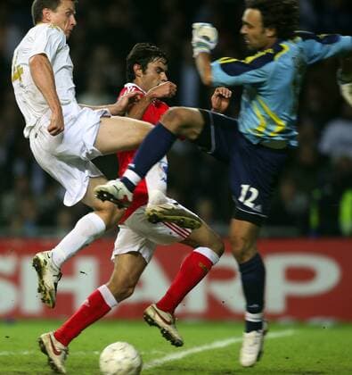 Michael Gravgaard (Kopenhagen, li.) gegen Torwart Quim (Benfica Lissabon) -  Fußball EC 1 Herren Champions League Qualifikation 2007 2008, FC Kopenhagen SL Benfica Lissabon 0:1 Gruppe Kopenhagen Dynamik, Kampf, Fußball EC 1 Herren Champions League Qualifikation 2007 2008, FC Kopenhagen SL Benfica Lissabon 0:1 Gruppe Kopenhagen Dynamik, Kampf,