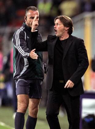 Trainer Frank Vercauteren (Anderlecht) beschwert sich wütend und wird vom vierten Schiedsrichter zurückgehalten -  Fußball EC 1 Herren Champions League Qualifikation 2007 2008, RSC Anderlecht Gruppe Brüssel Wut, Fußball EC 1 Herren Champions League Qualifikation 2007 2008, RSC Anderlecht Gruppe Brüssel Wut,