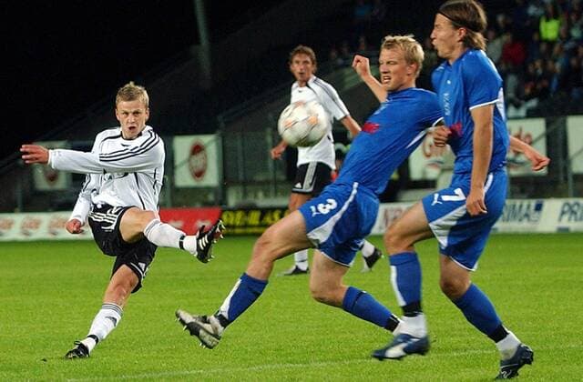 Marek Sapara (Rosenborg Trondheim, li.) gegen Mathias Lindström (Mitte) und Jussi Kujala (beide Tampere United) -  Fußball EC 1 Herren Champions League Qualifikation 2007 2008, Rosenborg BK Trondheim - Tampere United 2:0 Gruppe Trondheim Dynamik, Fußball EC 1 Herren Champions League Qualifikation 2007 2008, Rosenborg BK Trondheim - Tampere United 2:0 Gruppe Trondheim Dynamik,