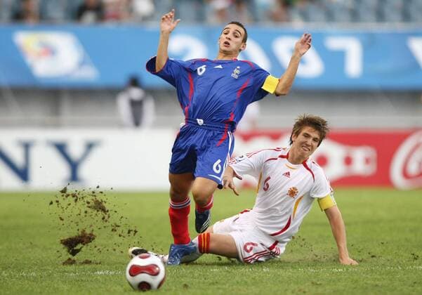 Said Mehamha (Frankreich U17, li.) wird von Ignacio Camacho (Spanien U17) zu Fall gebracht Fußball WM Herren U17 WM 2007, U 17, Junioren, Länderspiel, Nationalteam, Nationaltrikot, Viertelfinale Gruppe Jeju Dynamik, Kampf, Fußball WM Herren U17 WM 2007, U 17, Junioren, Länderspiel, Nationalteam, Nationaltrikot, Viertelfinale Gruppe Jeju Dynamik, Kampf,