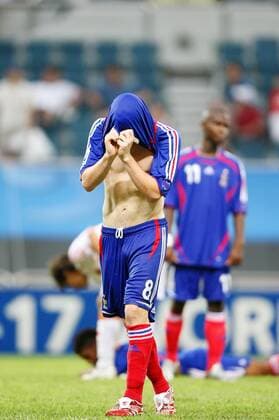 Martial Riff (Frankreich U 17) versteckt sich enttäuscht hinter seinem Trikot Fußball Länderspiel Herren U17 WM 2007, Nationalmannschaft, Nationaltrikot, Junioren, Viertelfinale Einzelbild Jeju Enttäuschung, Verzweiflung, Fußball Länderspiel Herren U17 WM 2007, Nationalmannschaft, Nationaltrikot, Junioren, Viertelfinale Einzelbild Jeju Enttäuschung, Verzweiflung,