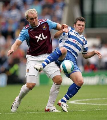 Graeme Murty (Reading, re.) gegen Dean Ashton (West Ham) - EDITORIAL USE ONLY. No use with unauthorised audio, video, data, fixture lists, club league logos or live services. Online in-match use limited to 120 images, no video emulation. No use in betting, games or single club league player publications. Fußball Herren English Premier League 2007 2008, 1. Englische Liga, Reading FC - West Ham United 0:3 Gruppe Reading Dynamik, Fußball Herren English Premier League 2007 2008, 1. Englische Liga, Reading FC - West Ham United 0:3 Gruppe Reading Dynamik,