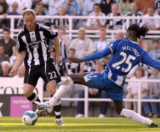 Nicky Butt (Newcastle, li.) gegen Mario Melchiot (Wigan) - EDITORIAL USE ONLY. No use with unauthorised audio, video, data, fixture lists, club league logos or live services. Online in-match use limited to 120 images, no video emulation. No use in betting, games or single club league player publications. Fußball Herren English Premier League 2007 2008, 1. Englische Liga, Newcastle United - Wigan Athletic 1:0 Gruppe Newcastle Dynamik, Fußball Herren English Premier League 2007 2008, 1. Englische Liga, Newcastle United - Wigan Athletic 1:0 Gruppe Newcastle Dynamik,