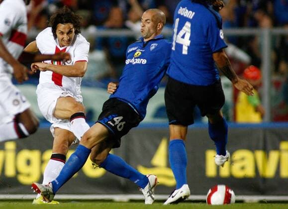 Zlatan Ibrahimovic (Inter Mailand, li.) gegen Andrea Raggi (Empoli) -  Fußball Herren Serie A 2007 2008, 1. Italienische Liga, FC Empoli - FC Internazionale Mailand 0:2, Inter Gruppe Florenz Dynamik, Fußball Herren Serie A 2007 2008, 1. Italienische Liga, FC Empoli - FC Internazionale Mailand 0:2, Inter Gruppe Florenz Dynamik,
