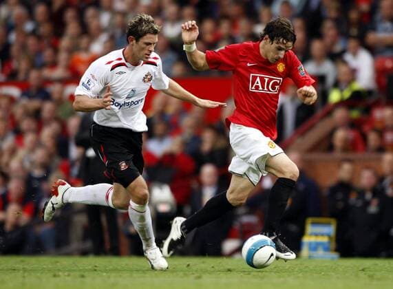 Owen Hargreaves (Manchester United, re.) gegen Daryl Murphy (Sunderland) - EDITORIAL USE ONLY. No use with unauthorised audio, video, data, fixture lists, club league logos or live services. Online in-match use limited to 120 images, no video emulation. No use in betting, games or single club league player publications. Fußball Herren English Premier League 2007 2008, 1. Englische Liga, Manchester United - AFC Sunderland 1:0, ManU,FC Gruppe Manchester Dynamik, Fußball Herren English Premier League 2007 2008, 1. Englische Liga, Manchester United - AFC Sunderland 1:0, ManU,FC Gruppe Manchester Dynamik,
