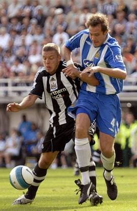 Alan Smith (Newcastle, li.) gegen Andreas Granqvist (Wigan) - EDITORIAL USE ONLY. No use with unauthorised audio, video, data, fixture lists, club league logos or live services. Online in-match use limited to 120 images, no video emulation. No use in betting, games or single club league player publications. Fußball Herren English Premier League 2007 2008, 1. Englische Liga, Newcastle United - Wigan Athletic 1:0 Gruppe Newcastle Dynamik, Fußball Herren English Premier League 2007 2008, 1. Englische Liga, Newcastle United - Wigan Athletic 1:0 Gruppe Newcastle Dynamik,