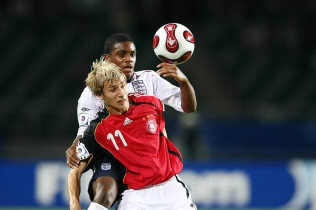 Dennis Dowidat (Deutschland U17, vorn) gegen Tristan Plummer (England U17) Fußball WM Herren U17 WM 2007, U 17, Junioren, Nationalmannschaft, Nationaltrikot Gruppe Goyang Dynamik, Fußball WM Herren U17 WM 2007, U 17, Junioren, Nationalmannschaft, Nationaltrikot Gruppe Goyang Dynamik,