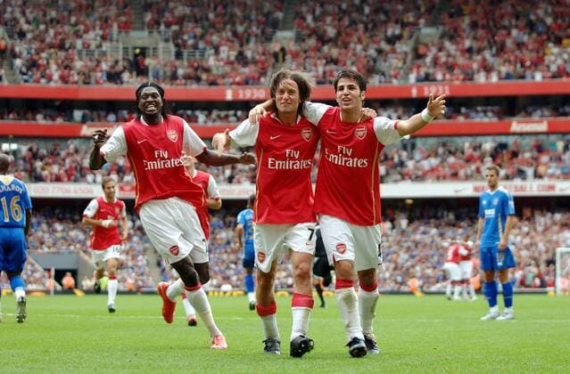 Torjubel Arsenal mit Cesc Fabregas (re.), Tomas Rosicky (Mitte) und Emmanuel Adebayor -  Fußball Herren English Premier League 2007 2008, 1. Englische Liga, FC Arsenal London Gruppe London Freude, Fußball Herren English Premier League 2007 2008, 1. Englische Liga, FC Arsenal London Gruppe London Freude,